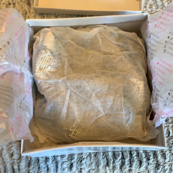 Cape Robbin - Picture 2 of 8